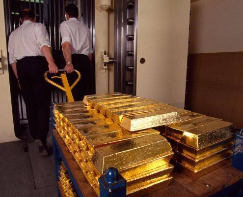 Великобритания выкупила в России рекордный объём золота