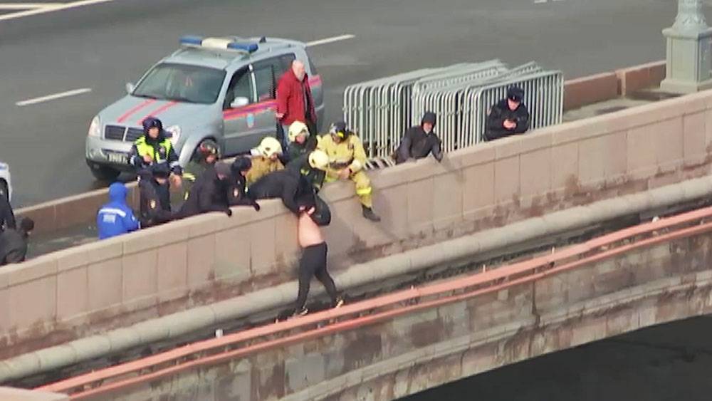 Видео спасения угрожавшего спрыгнуть с Москворецкого моста мужчины