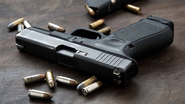 Няня выстрелила в 10-летнего ребенка, пытаясь сделать селфи с пистолетом