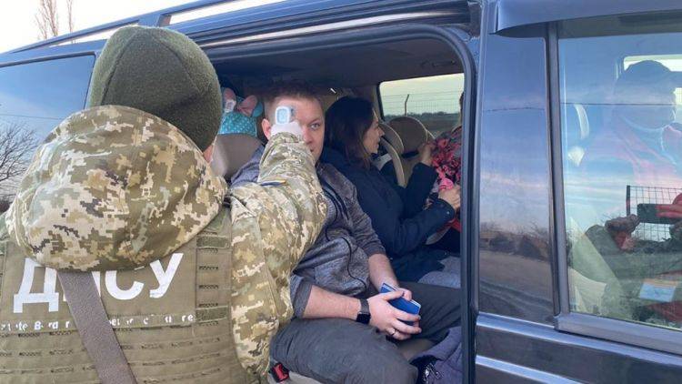 Приставленный ко лбу термометр: как крымчан проверяют на границе