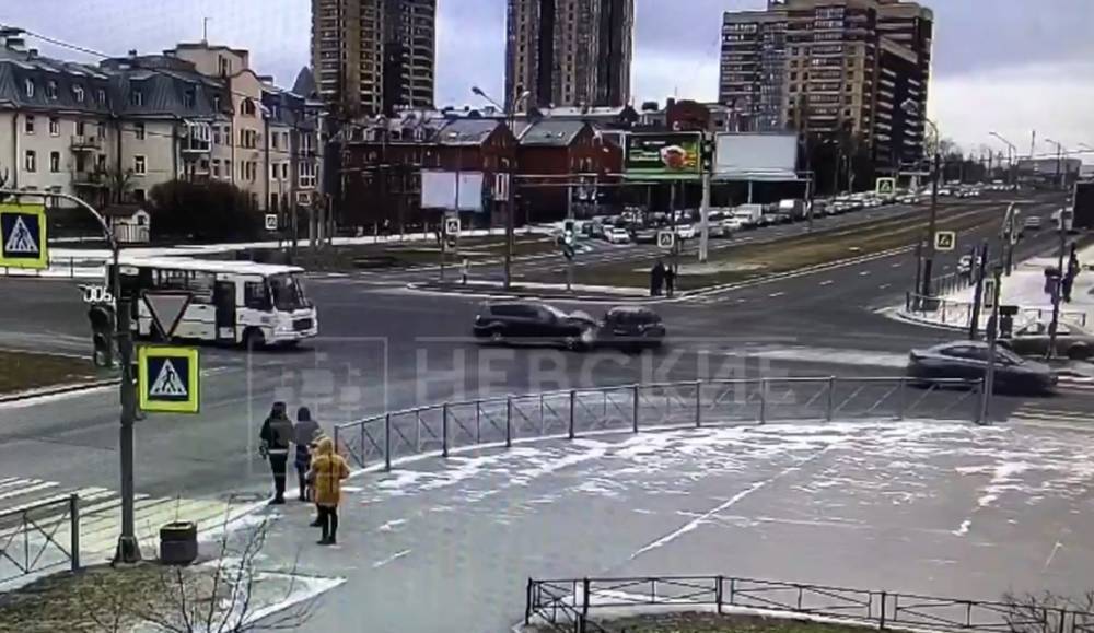Момент ДТП с Mitsubishi на перекрестке Парашютной и Сизова попал на видео