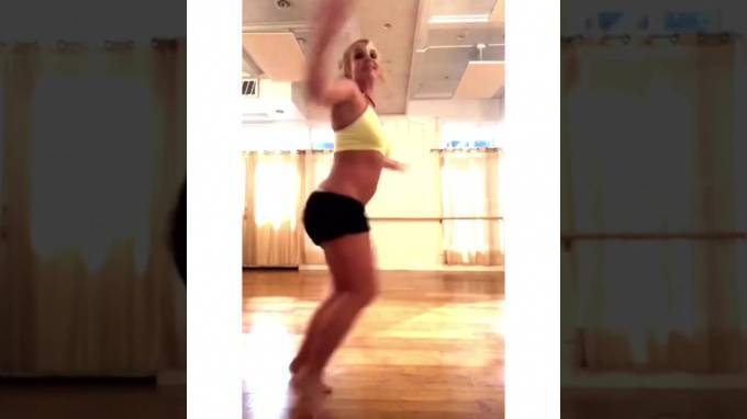 Видео: Располневшая Бритни Спирс станцевала и сломала ногу