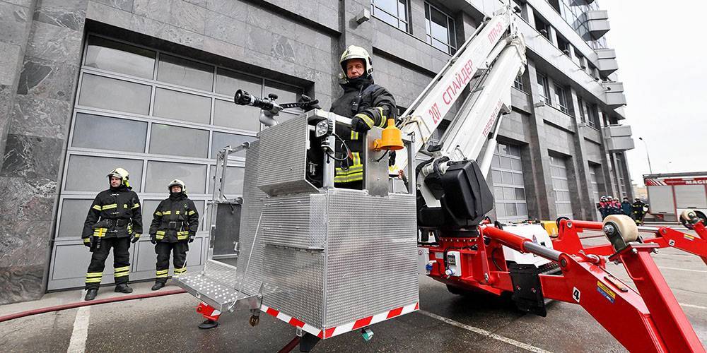 "Спайдер" на страже города: московские пожарные получили новый подъемник
