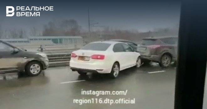 В Казани около Речного техникума столкнулись пять машин — видео