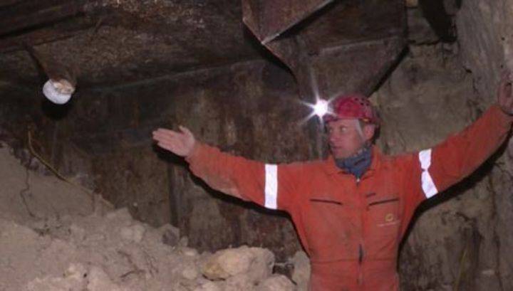 Неизвестные разрушили подземный бункер, обнаруженный в центре Севастополя