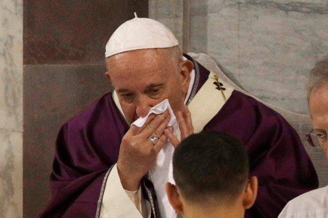 Папа Франциск заболел через день после того, как выступил в поддержку больных коронавирусом