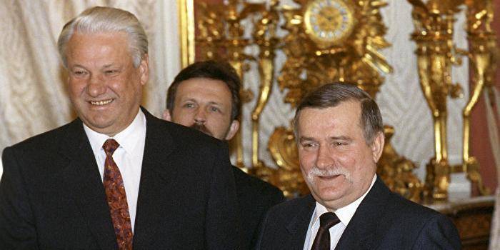 Валенса рассказал, как уговаривал "очень порядочного" Ельцина сократить армию и отпустить республики