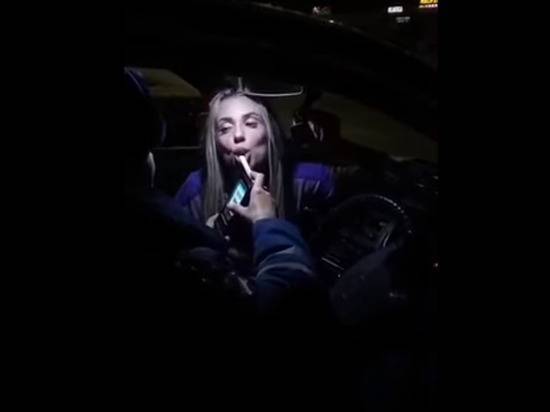 Видео эротично облизывающей алкотестер россиянки взорвало Сеть