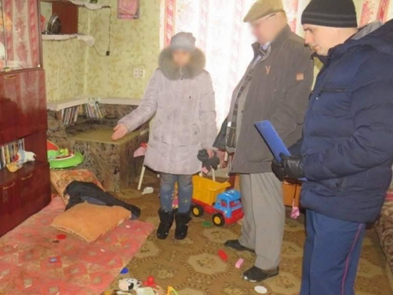 Под Кировом мать бросила одних в доме 2-летнего сына и 8-месячную дочь