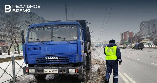 В Казани оштрафовали водителя грузовика, припаркованного на автобусной полосе