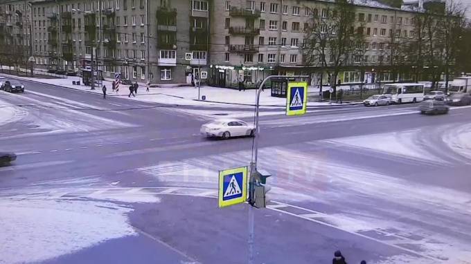 Видео: иномарка "прокатила" Ладу на перекрестке в Приморском районе