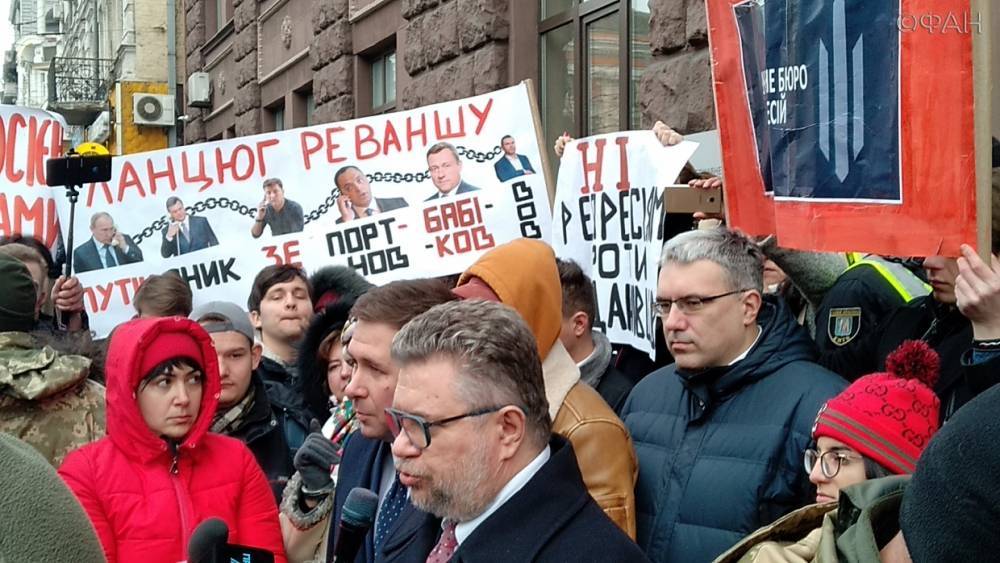 Порошенко сбежал от журналистов после шестичасового допроса в ГБР