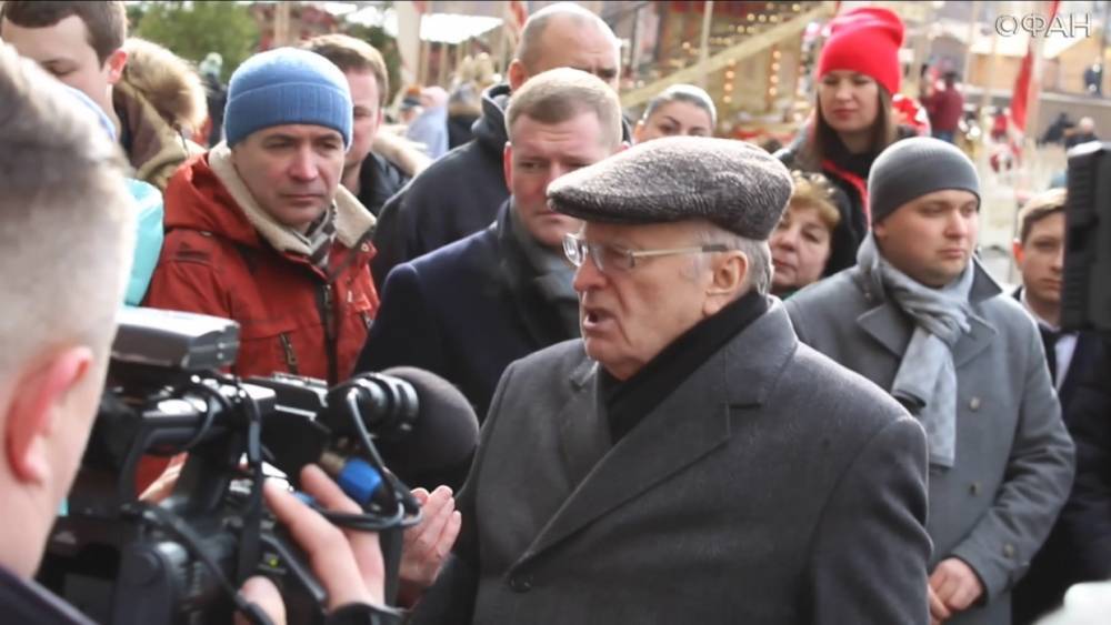 Жириновский наказал молодежи есть блины и не «взрывать школы»
