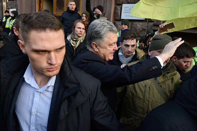 Возмущенный Порошенко подал в суд на следователя после допроса в ГБР