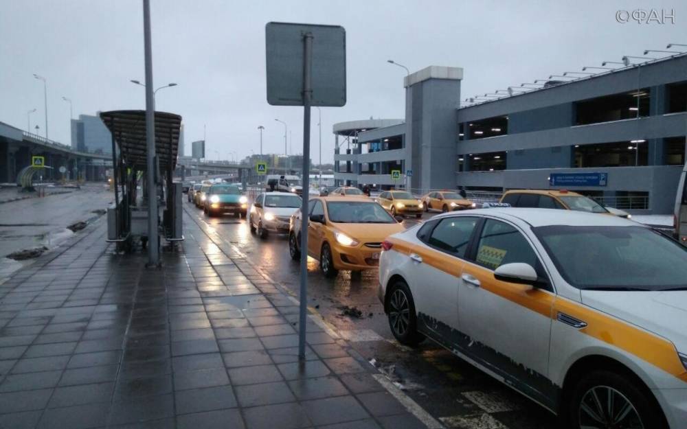 Московские таксисты довезли двух иностранцев из аэропорта за 60 тысяч рублей