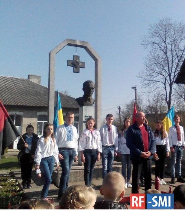 Имени фашиста: школа и турнир по настольному теннису на Украине