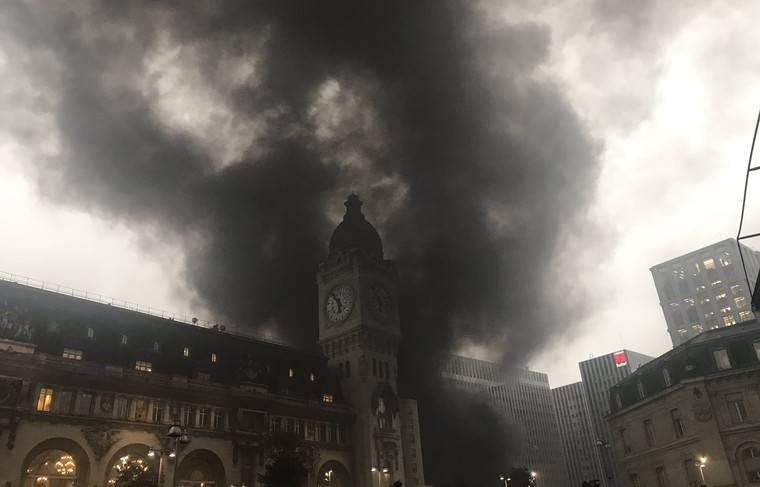 Лионский вокзал Парижа эвакуируют из-за пожара
