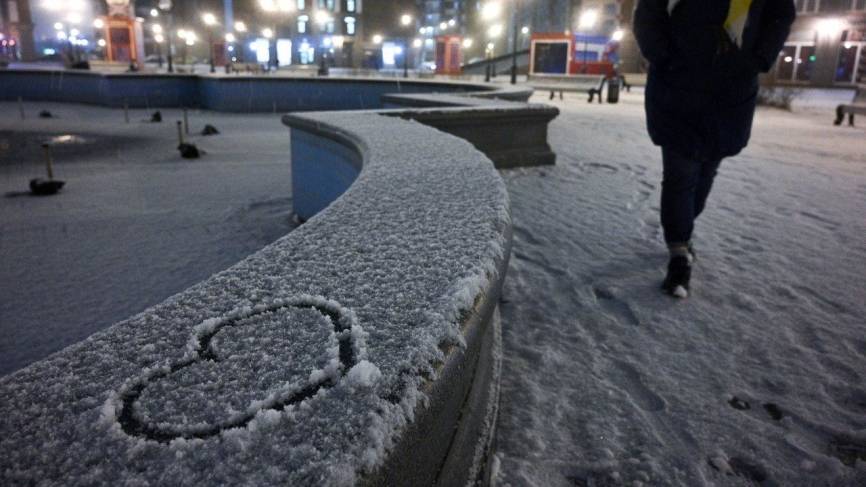 Сотрудники коммунальных и дорожных служб вышли на уборку снега в Петербурге