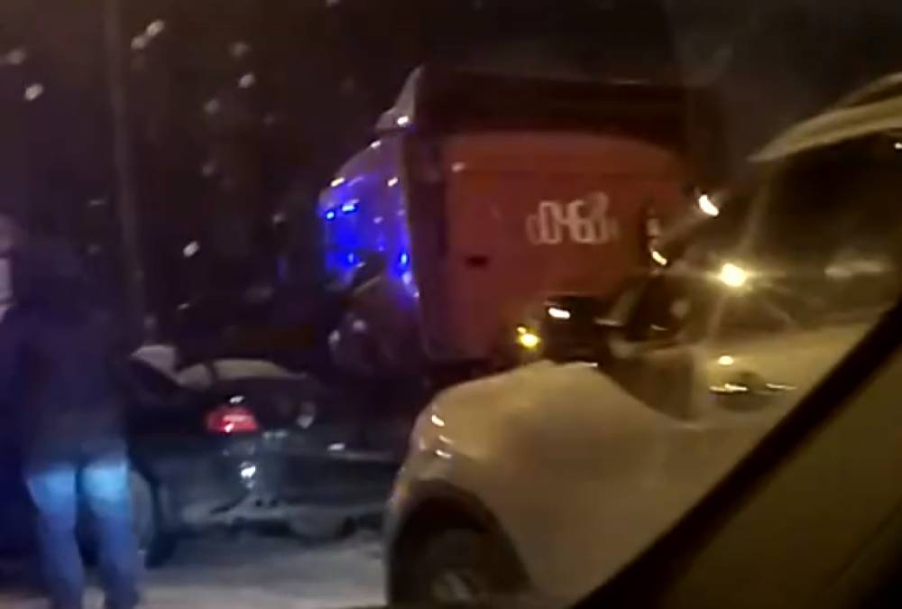 На Белевском проспекте произошло серьезное ДТП с легковушкой и фурой