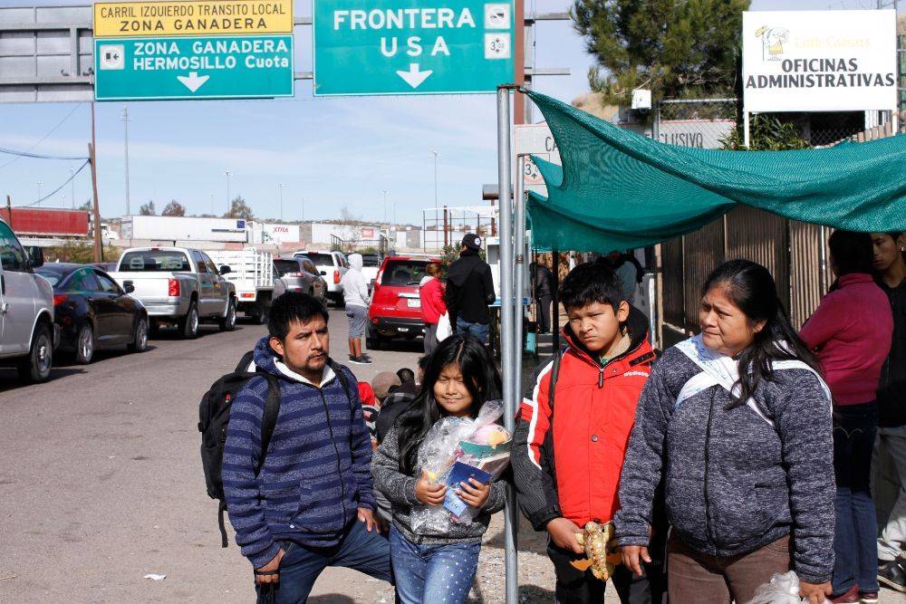 Суд в США временно запретил отправлять просителей убежища в Мексику