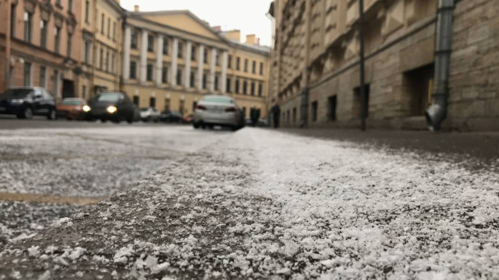 Петербургские коммунальщики устраняют последствия снегопада