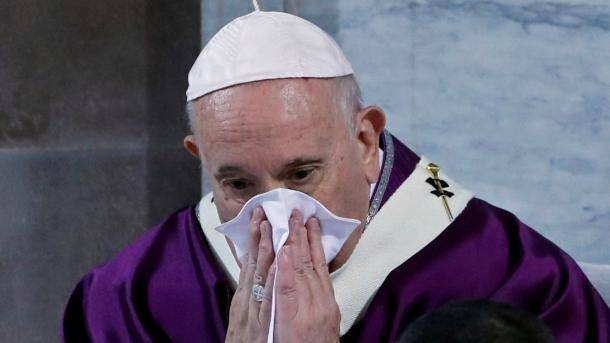 После общения с прихожанами в «масках» Папа Римский слег с симптомами