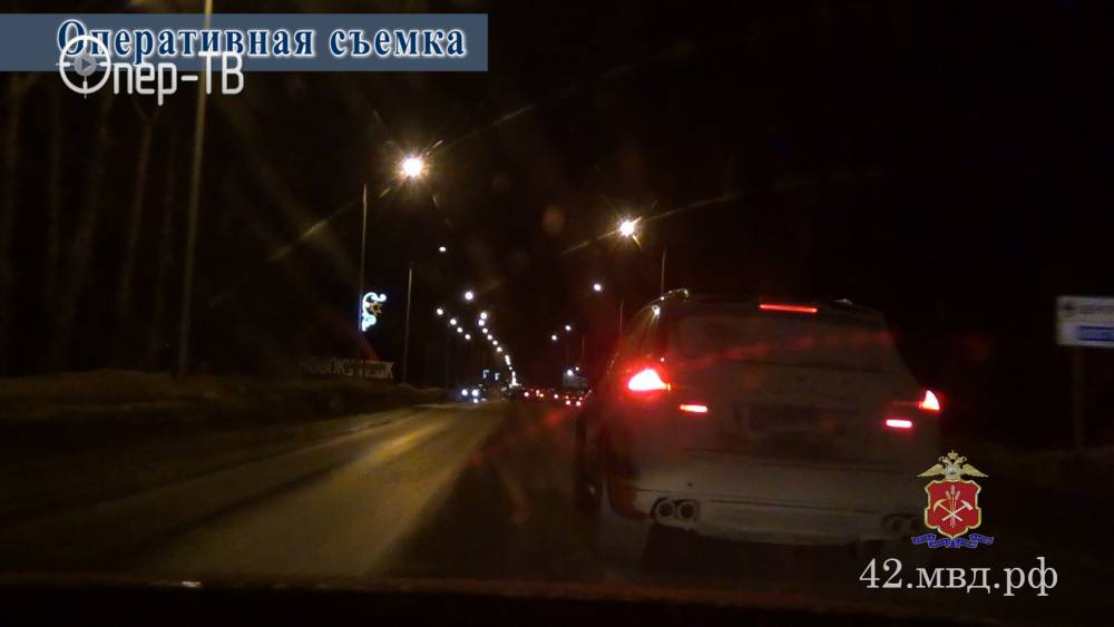 В Кузбассе пьяный водитель пытался уйти от погони на скорости 230 километров в час