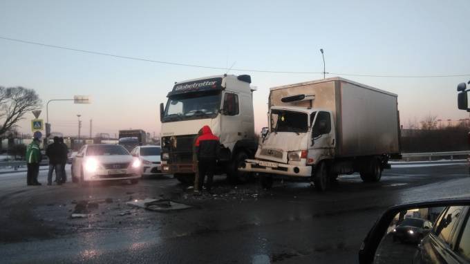 Два грузовика столкнулись на Московском шоссе