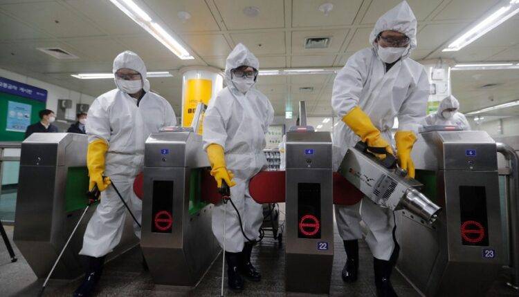 В Китае сообщили, что число новых заболевших коронавирусом в стране выросло за сутки на 427