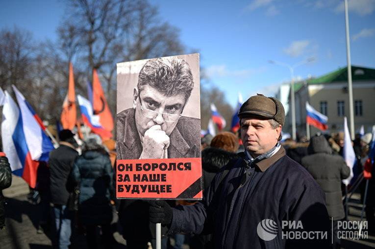 Власти Петербурга предупредили школьников о недопустимости участия в акциях памяти Немцова