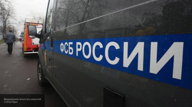 Украинца с поддельным удостоверением ФСБ и пистолетом задержали в Петербурге