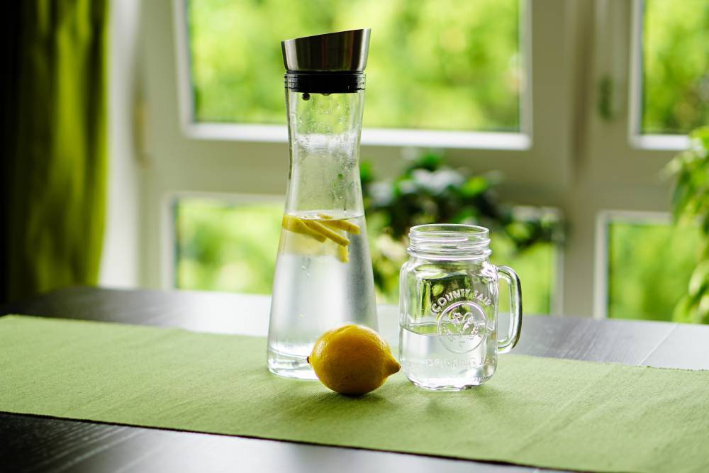 Диетолог развеял миф о пользе воды с лимоном