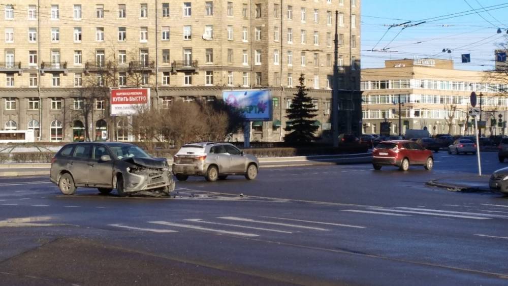 Легковушка оказалась на тротуаре после столкновения с кроссовером на Комсомольской площади
