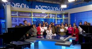 Сотрудники "Аджара ТВ" в прямом эфире выразили протест против руководства