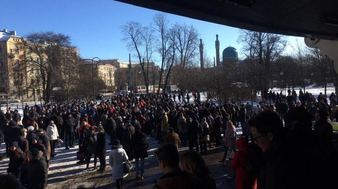 В Петербурге начался согласованный марш памяти Бориса Немцова