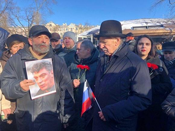 В Санкт-Петербурге проходит траурный марш памяти Бориса Немцова