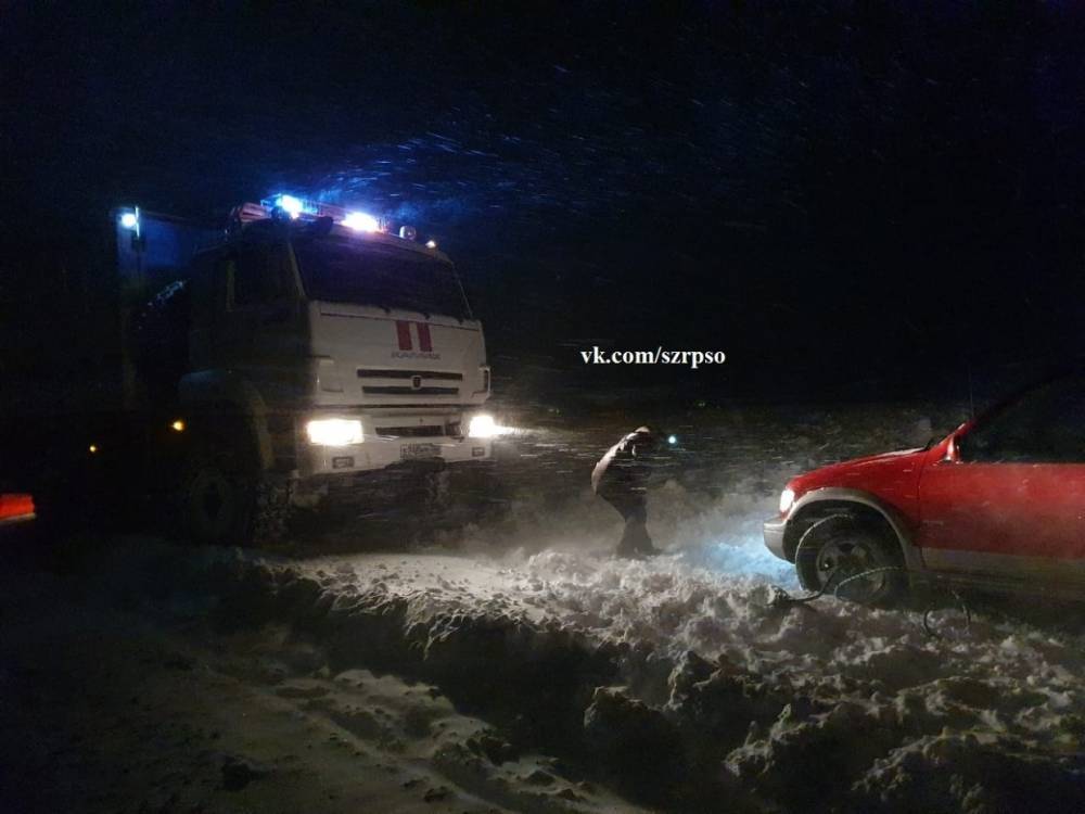 В Воркуте спасатели помогли воркутинцам, застрявшим в снегу на кольцевой дороге