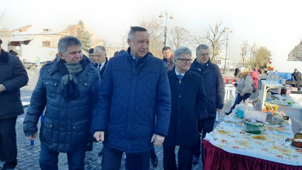 Беглов посетил праздничную ярмарку на Якорной площади в Кронштадте