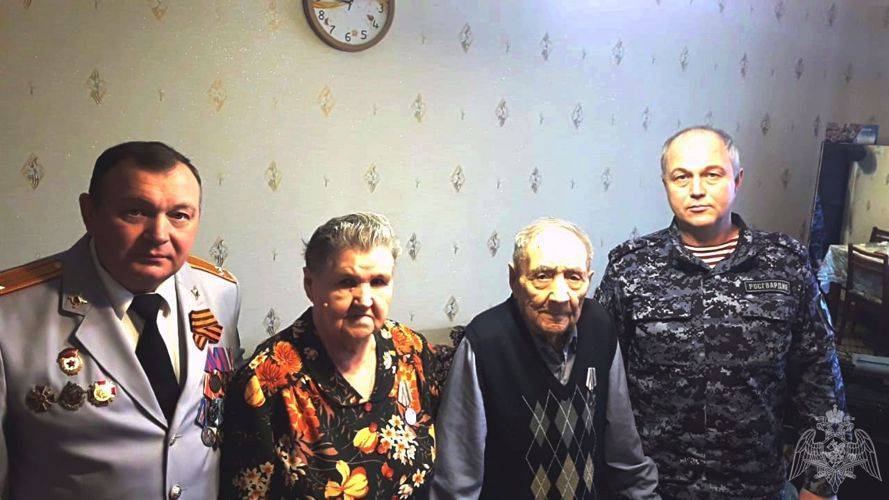 Ветеранам вневедомственной охраны Глазова вручили медали 75-летия Победы