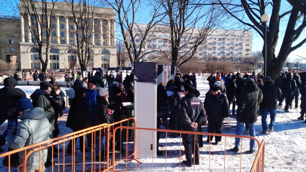 Участники марша Немцова в Петербурге провоцируют полицию незаконными лозунгами