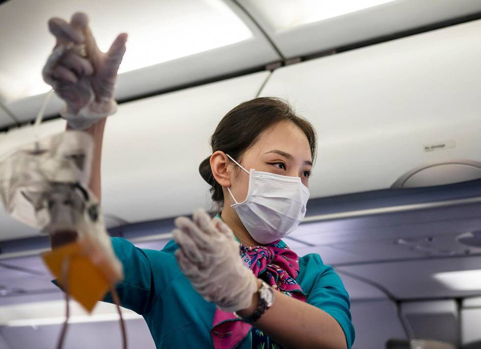 Маска и полоскание для рта: как снизить риск заражения коронавирусом в самолете