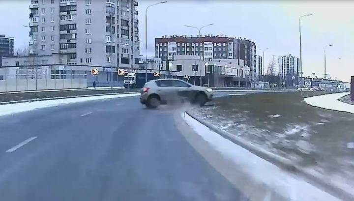 В Петербурге "поскользнувшийся" автомобиль попал в аварию с переворотом. Видео