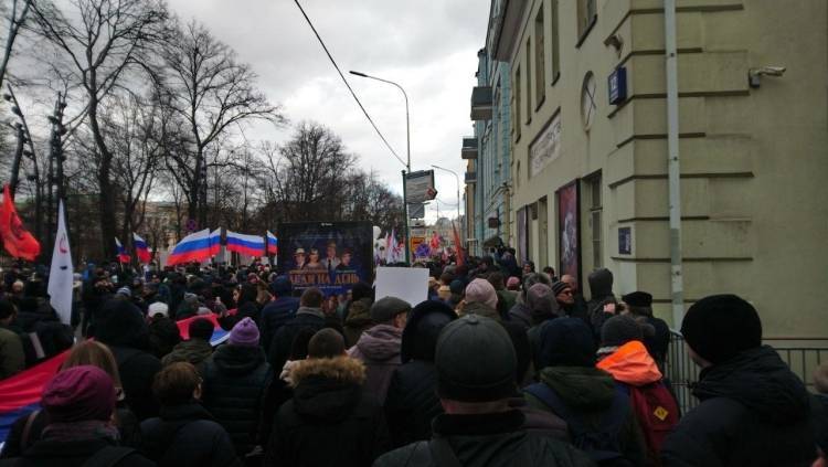 Участников марша Немцова свозили в Москву микроавтобусами из других регионов
