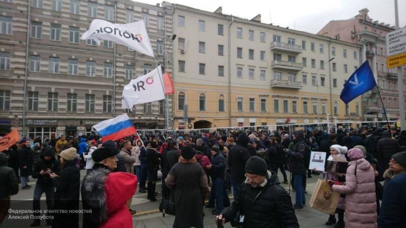 Могилу Немцова посетили единицы, остальные либералы предпочли "пошуметь" на улицах