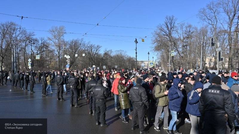Группы людей с плакатами специально привезли на марш Немцова из Калуги в Москву