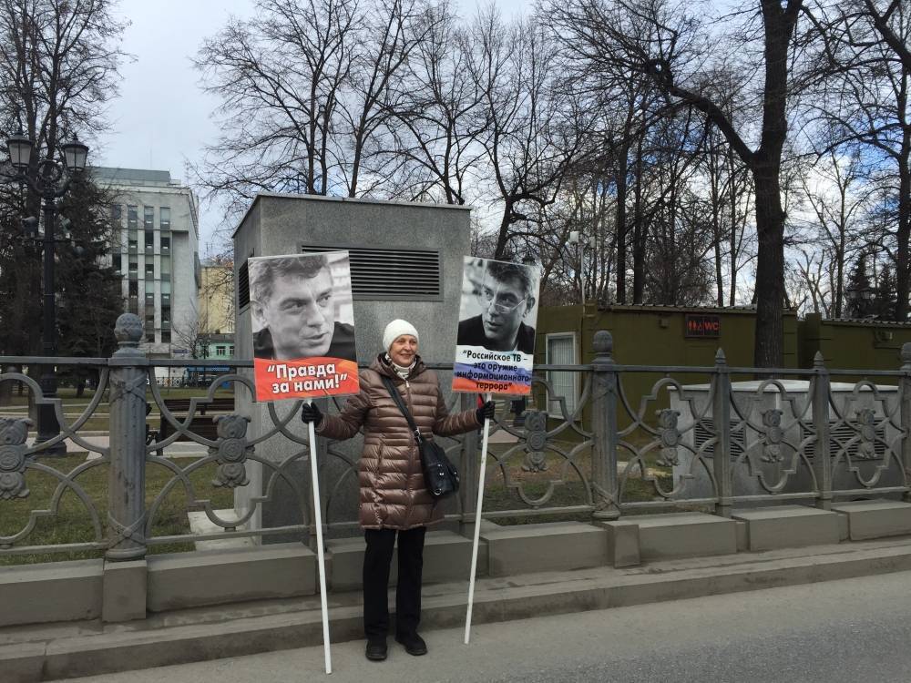 Неизвестные на акции Немцова ведут видеосъемку на одинаковые устройства