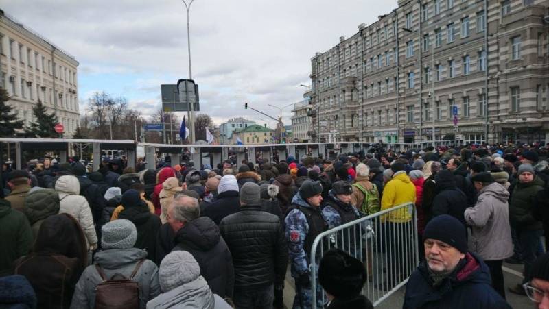 Участников марша Немцова в Москве привезли на микроавтобусе из Калуги