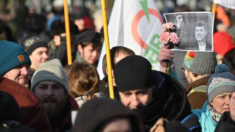 Появилось видео организованного подвоза демонстрантов с плакатами на марш Немцова