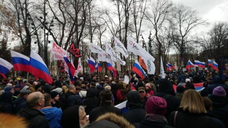 Серуканов назвал позерством появление Навального на марше Немцова в Москве