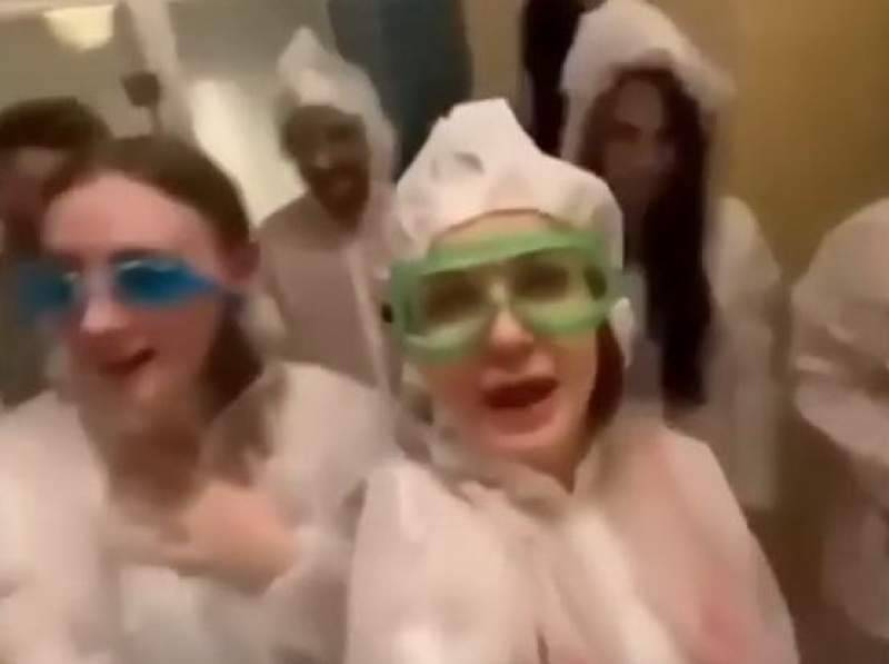 Последние минуты жизни гостей "банной вечеринки" в Москве выложили в Сеть